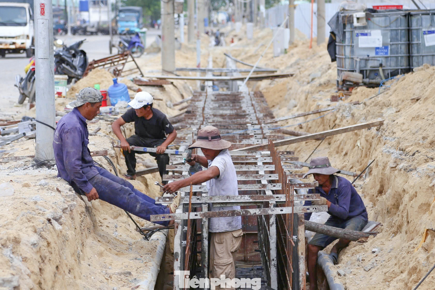 Mới đây, UBND TP Đà Nẵng ban hành Quyết định 2052 phê duyệt chủ trương đầu tư Dự án Cải tạo, nâng cấp hệ thống thoát nước và thu gom nước thải khu vực xung quanh Âu thuyền Thọ Quang với tổng mức đầu tư hơn 65 tỉ đồng. Dự án được thực hiện từ năm 2024 đến năm 2026 nhằm đảm bảo tỷ lệ thu gom bằng 2,5Qtb về Trạm xử lý nước thải Sơn Trà, hạn chế nước thải xả trực tiếp ra Âu thuyền Thọ Quang gây ô nhiễm môi trường và ảnh hướng đến đời sống người dân. Mới đây, UBND TP Đà Nẵng ban hành Quyết định 2052 phê duyệt chủ trương đầu tư Dự án Cải tạo, nâng cấp hệ thống thoát nước và thu gom nước thải khu vực xung quanh Âu thuyền Thọ Quang với tổng mức đầu tư hơn 65 tỉ đồng. Dự án được thực hiện từ năm 2024 đến năm 2026 nhằm đảm bảo tỷ lệ thu gom bằng 2,5Qtb về Trạm xử lý nước thải Sơn Trà, hạn chế nước thải xả trực tiếp ra Âu thuyền Thọ Quang gây ô nhiễm môi trường và ảnh hướng đến đời sống người dân.