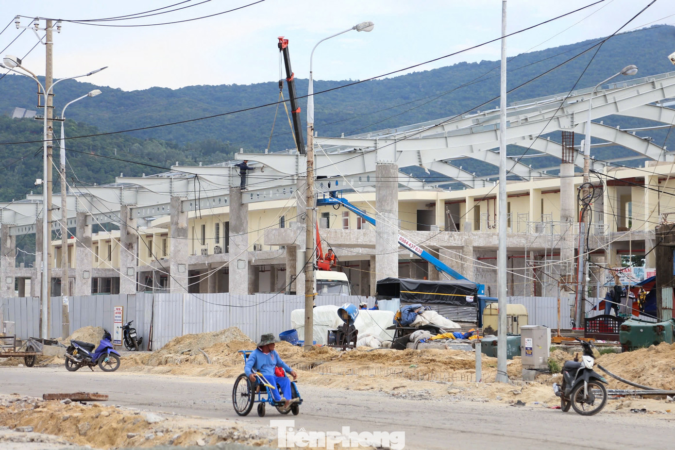 Trước đó, các hạng mục nâng cấp, mở rộng Cảng cá Thọ Quang (giai đoạn 1) đã được hoàn thành với tổng mức đầu tư hơn 217 tỉ đồng với các hạng mục xây dựng cầu cảng số 2 có mái che, nhà lồng nối với chợ đầu mối, khu vực tập kết, vận chuyển hải sản... Trước đó, các hạng mục nâng cấp, mở rộng Cảng cá Thọ Quang (giai đoạn 1) đã được hoàn thành với tổng mức đầu tư hơn 217 tỉ đồng với các hạng mục xây dựng cầu cảng số 2 có mái che, nhà lồng nối với chợ đầu mối, khu vực tập kết, vận chuyển hải sản...
