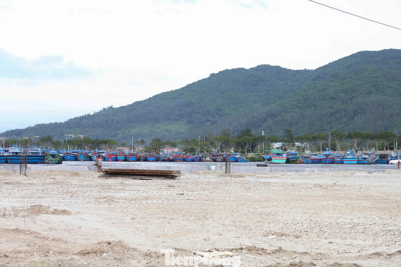 Ghi nhận tại hiện trường, công nhân cùng các loại máy móc, cơ giới liên tục hoạt động tại các khu vực bến cập tàu, nhà mua bán hải sản… Ghi nhận tại hiện trường, công nhân cùng các loại máy móc, cơ giới liên tục hoạt động tại các khu vực bến cập tàu, nhà mua bán hải sản…