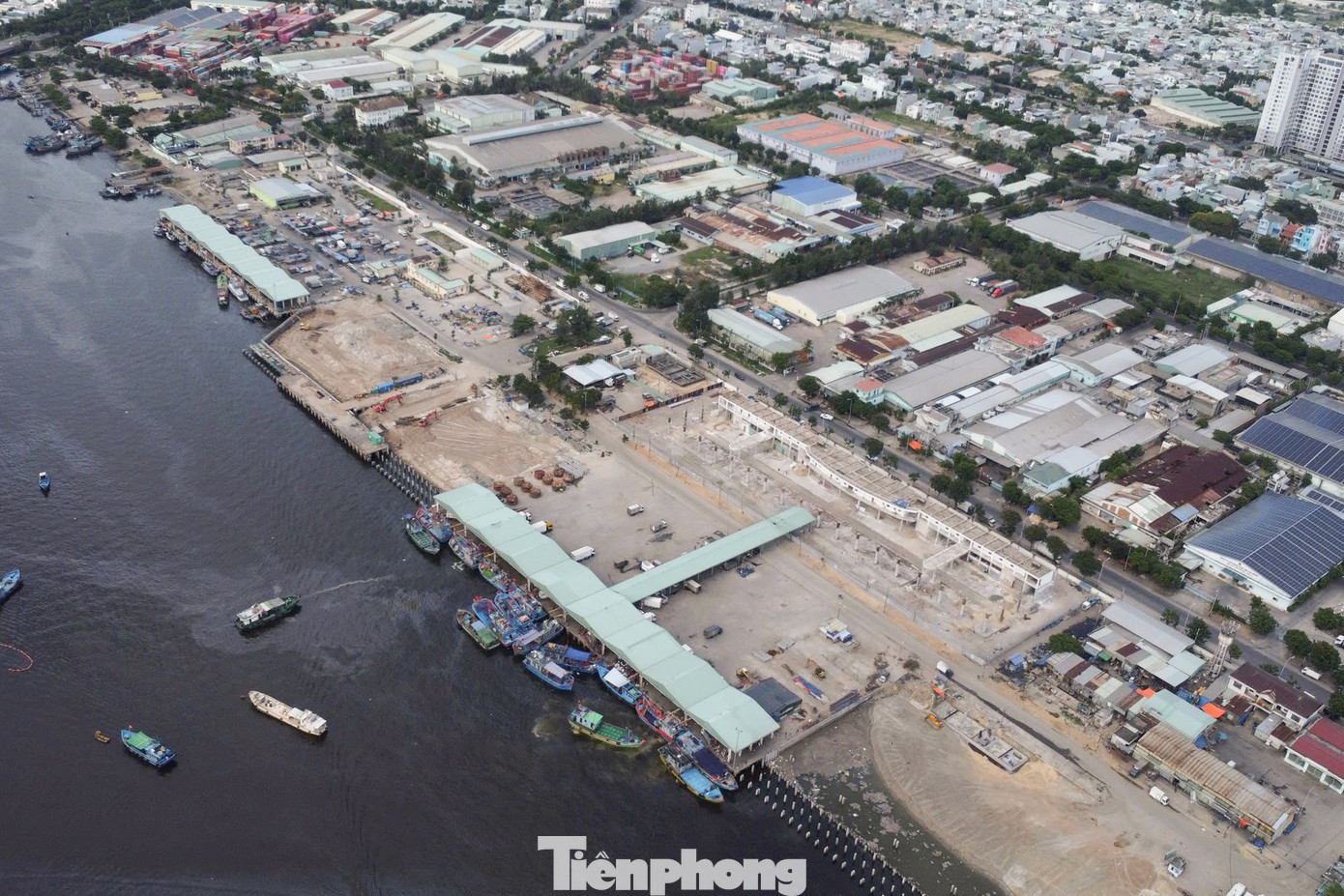 Song song với việc triển khai dự án giai đoạn 2, các hoạt động neo đậu tàu thuyền, bốc dỡ và buôn bán hải sản tại Cảng cá Thọ Quang vẫn diễn ra bình thường tại khu vực Cầu cảng số 2. Ban quản lý Cảng cá cũng bố trí khu vực để ngư dân, tiểu thương buôn bán, trao đổi hàng hóa. Song song với việc triển khai dự án giai đoạn 2, các hoạt động neo đậu tàu thuyền, bốc dỡ và buôn bán hải sản tại Cảng cá Thọ Quang vẫn diễn ra bình thường tại khu vực Cầu cảng số 2. Ban quản lý Cảng cá cũng bố trí khu vực để ngư dân, tiểu thương buôn bán, trao đổi hàng hóa.