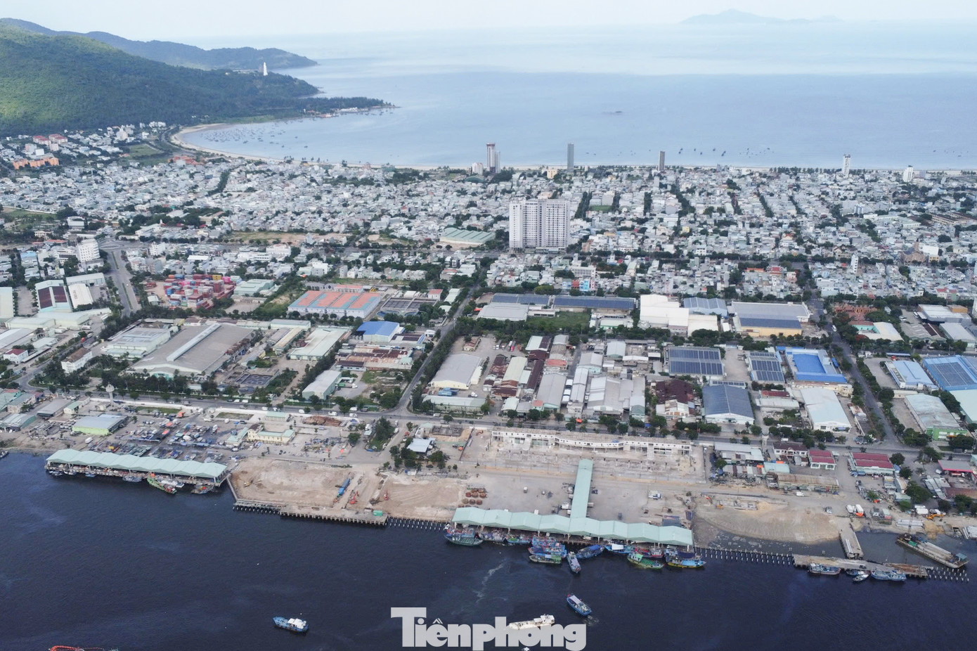 Nhiều năm qua, nơi đây cũng là một “điểm nóng” về môi trường trên địa bàn Đà Nẵng. UBND TP. đã dành nhiều nguồn lực, triển khai nhiều phương án để giảm thiểu ô nhiễm, nâng cao nhận thức của ngư dân và người dân để giải quyết vấn đề này. Nhiều năm qua, nơi đây cũng là một “điểm nóng” về môi trường trên địa bàn Đà Nẵng. UBND TP. đã dành nhiều nguồn lực, triển khai nhiều phương án để giảm thiểu ô nhiễm, nâng cao nhận thức của ngư dân và người dân để giải quyết vấn đề này.