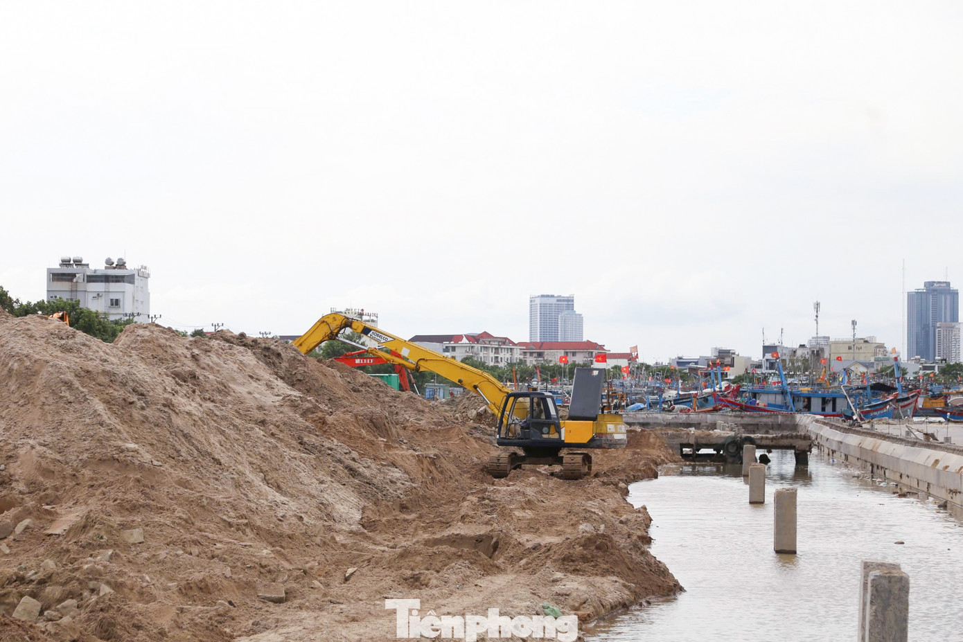 Dự án gồm 2 gói thầu. Gói thầu số 10 thi công xây dựng các hạng mục công trình cầu cảng số 1 và số 2, sửa chữa kè phía đông nam âu thuyền, nâng cấp cải tạo khu nhà mua bán thủy sản, nâng cấp sửa chữa đường giao thông nội bộ. Dự án gồm 2 gói thầu. Gói thầu số 10 thi công xây dựng các hạng mục công trình cầu cảng số 1 và số 2, sửa chữa kè phía đông nam âu thuyền, nâng cấp cải tạo khu nhà mua bán thủy sản, nâng cấp sửa chữa đường giao thông nội bộ.