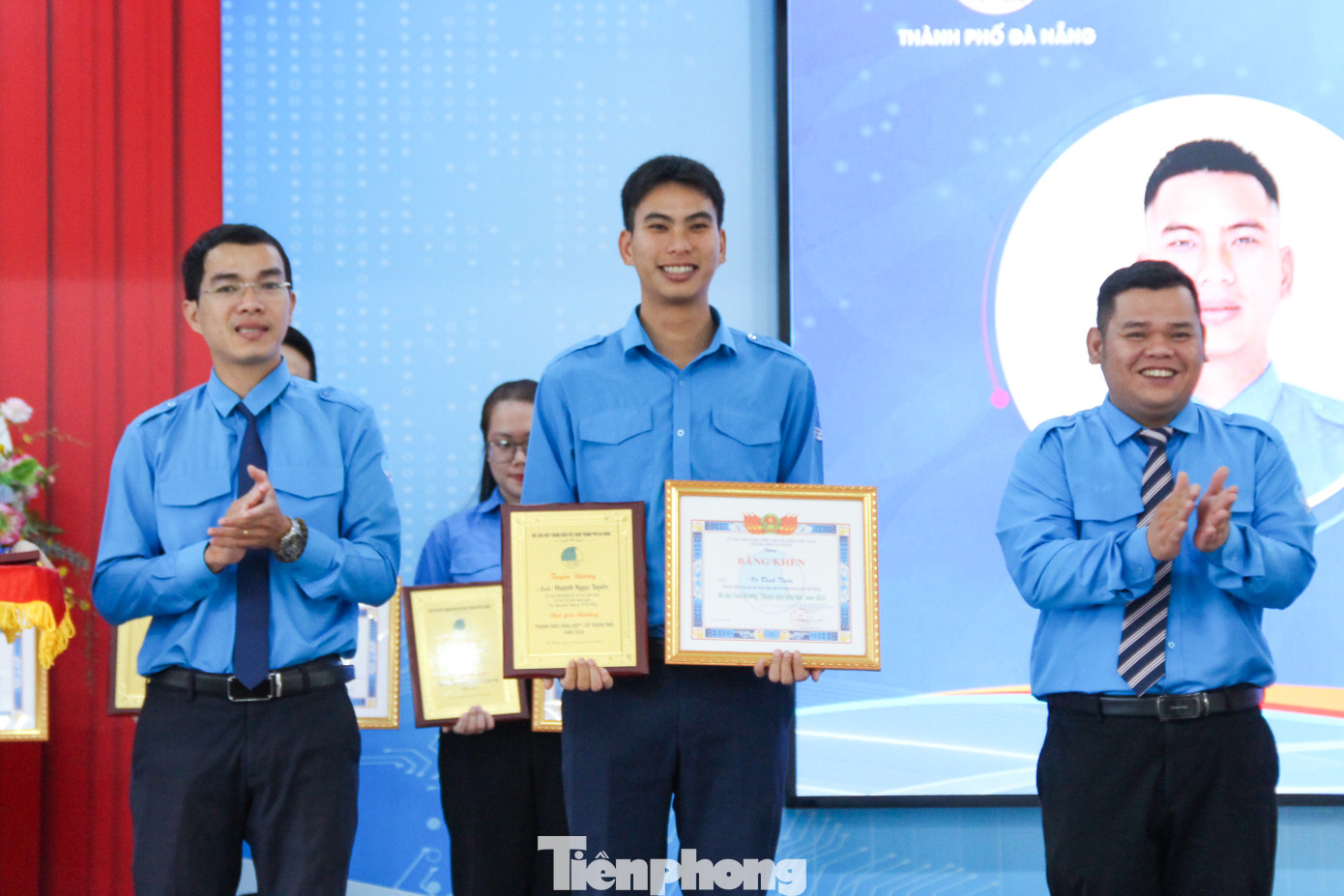 Anh Vương Ngọc Trãi nhận giải thưởng Thanh niên sống đẹp năm 2024. Ảnh: Giang Thanh