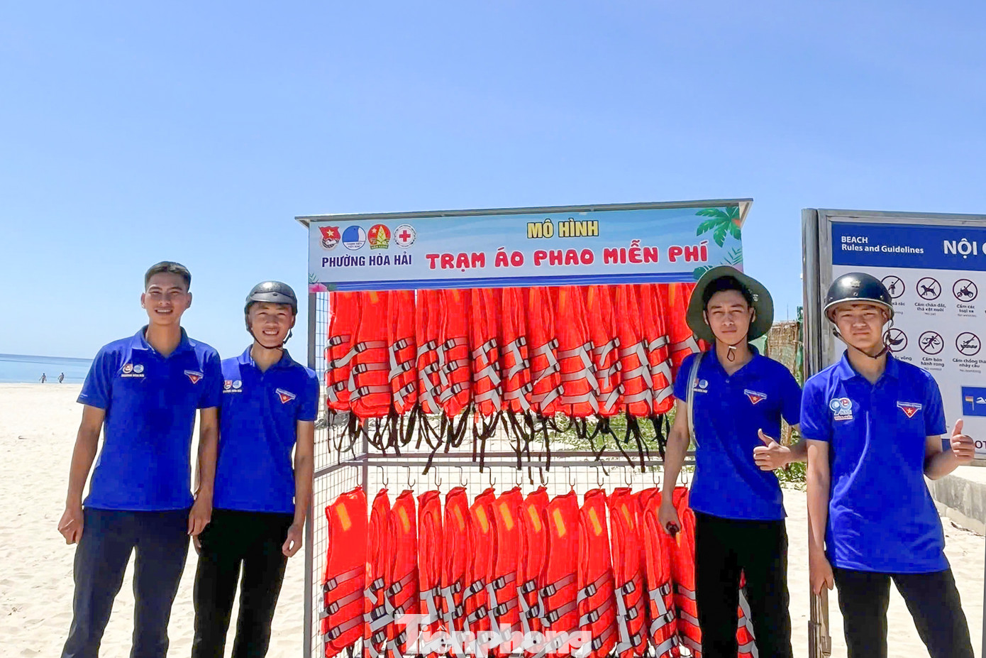 Mô hình Trạm áo phao miễn phí do anh Trãi sáng kiến và vận động thực hiện giúp người dân và du khách an tâm mỗi khi tắm biển.