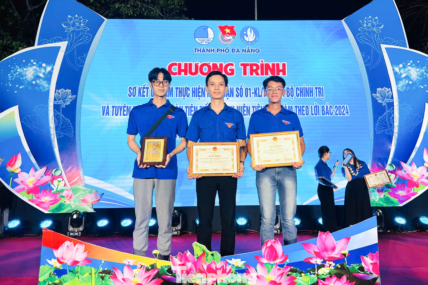 Bên cạnh giải thưởng Thanh niên sống đẹp, anh Nhật (ở giữa) cũng nhận được nhiều Bằng khen vì thành tích trong công tác Hội và phong trào thanh niên.