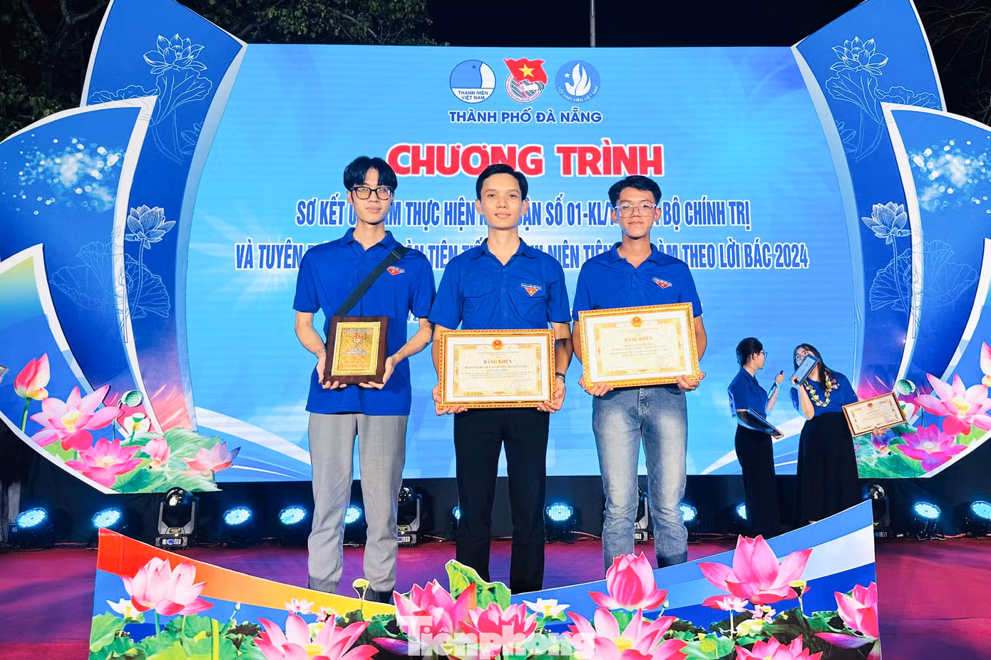 Bên cạnh giải thưởng Thanh niên sống đẹp, anh Nhật (ở giữa) cũng nhận được nhiều Bằng khen vì thành tích trong công tác Hội và phong trào thanh niên.
