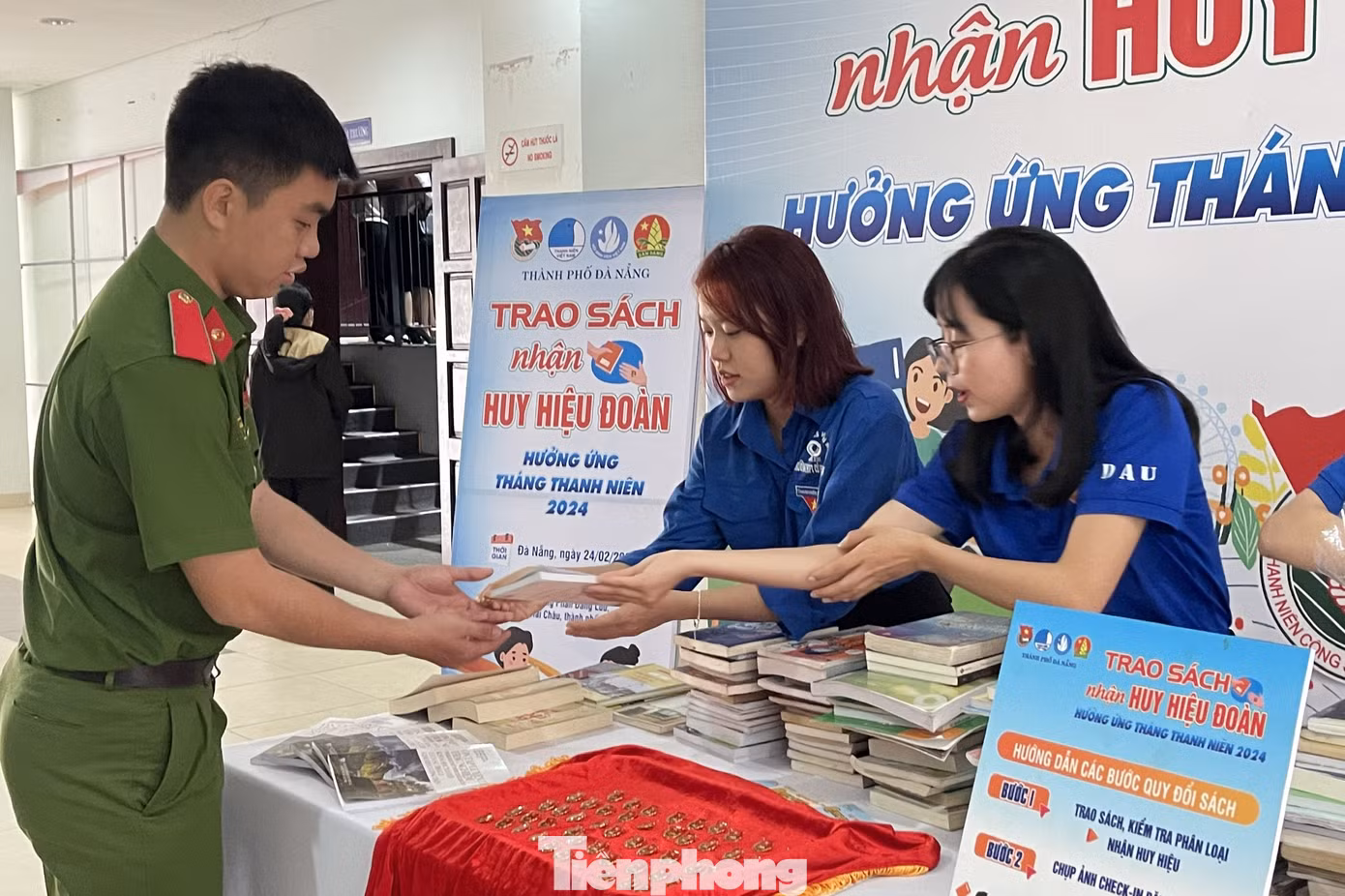 Sau lễ phát động, Thành Đoàn triển khai bàn giao công trình điện chiếu sáng ở xã Hòa Bắc (huyện Hòa Vang) và Trao sách nhận Huy hiệu Đoàn Sau lễ phát động, Thành Đoàn triển khai bàn giao công trình điện chiếu sáng ở xã Hòa Bắc (huyện Hòa Vang) và Trao sách nhận Huy hiệu Đoàn