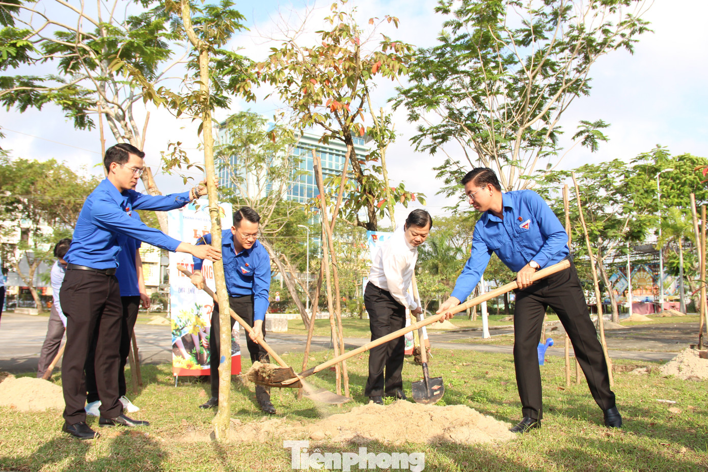 Ra quân Tết trồng cây trong khuôn viên Cung Thiếu nhi Đà Nẵng.
