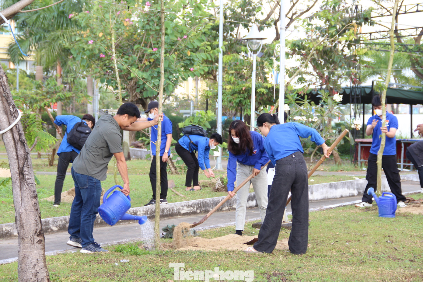 Ra quân Tết trồng cây trong khuôn viên Cung Thiếu nhi Đà Nẵng.