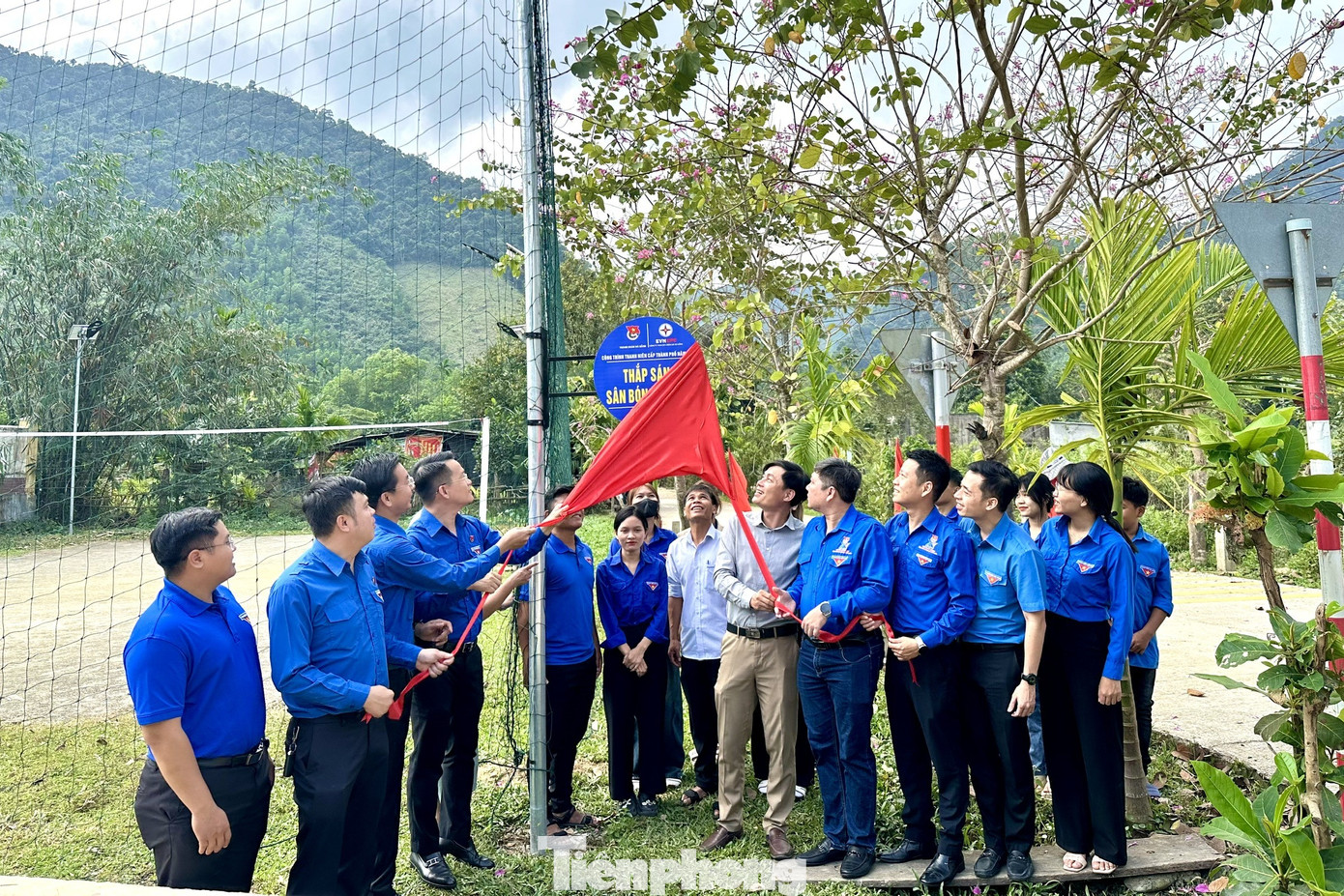 Sau lễ phát động, Thành Đoàn triển khai bàn giao công trình điện chiếu sáng ở xã Hòa Bắc (huyện Hòa Vang) và Trao sách nhận Huy hiệu Đoàn