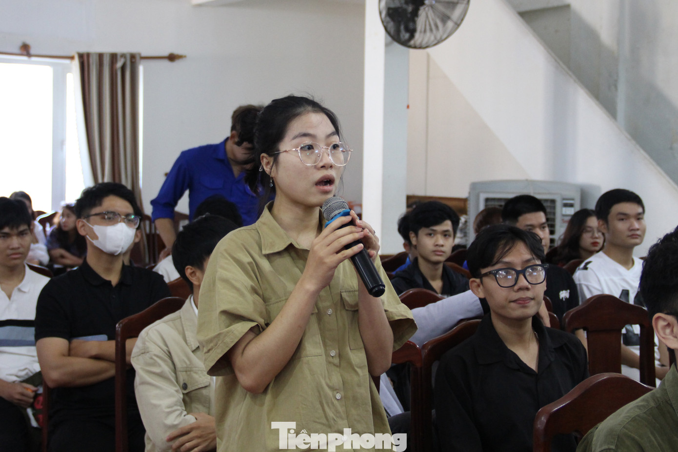 Các bạn sinh viên trao đổi các ý tưởng khởi nghiệp và được Shark Hùng Anh góp ý, chia sẻ.