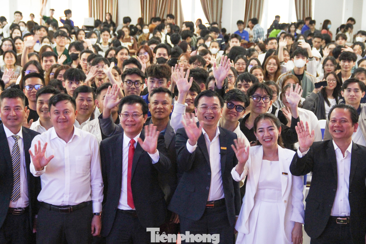 Talkshow “Khởi nghiệp cùng Shark Hùng Anh” thu hút đông đảo các bạn trẻ đam mê khởi nghiệp.