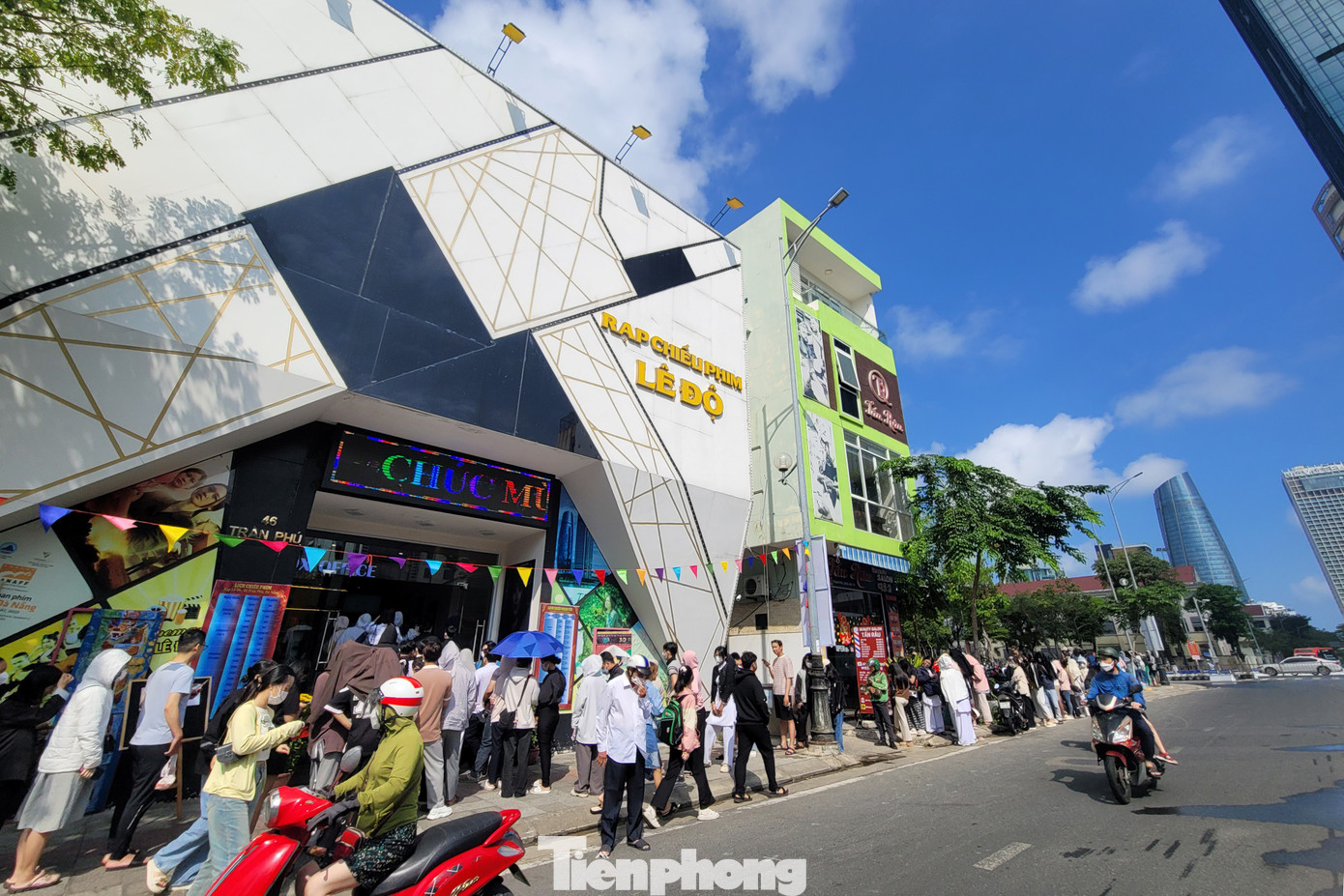 Từ sáng sớm 24/2, ở khu vực đường Trần Phú (trước rạp chiếu phim Lê Độ, quận Hải Châu, Đà Nẵng), rất đông bạn trẻ xếp hàng dài để chờ đến lượt mua vé xem phim Đào, phở và piano. Ảnh: Giang Thanh.