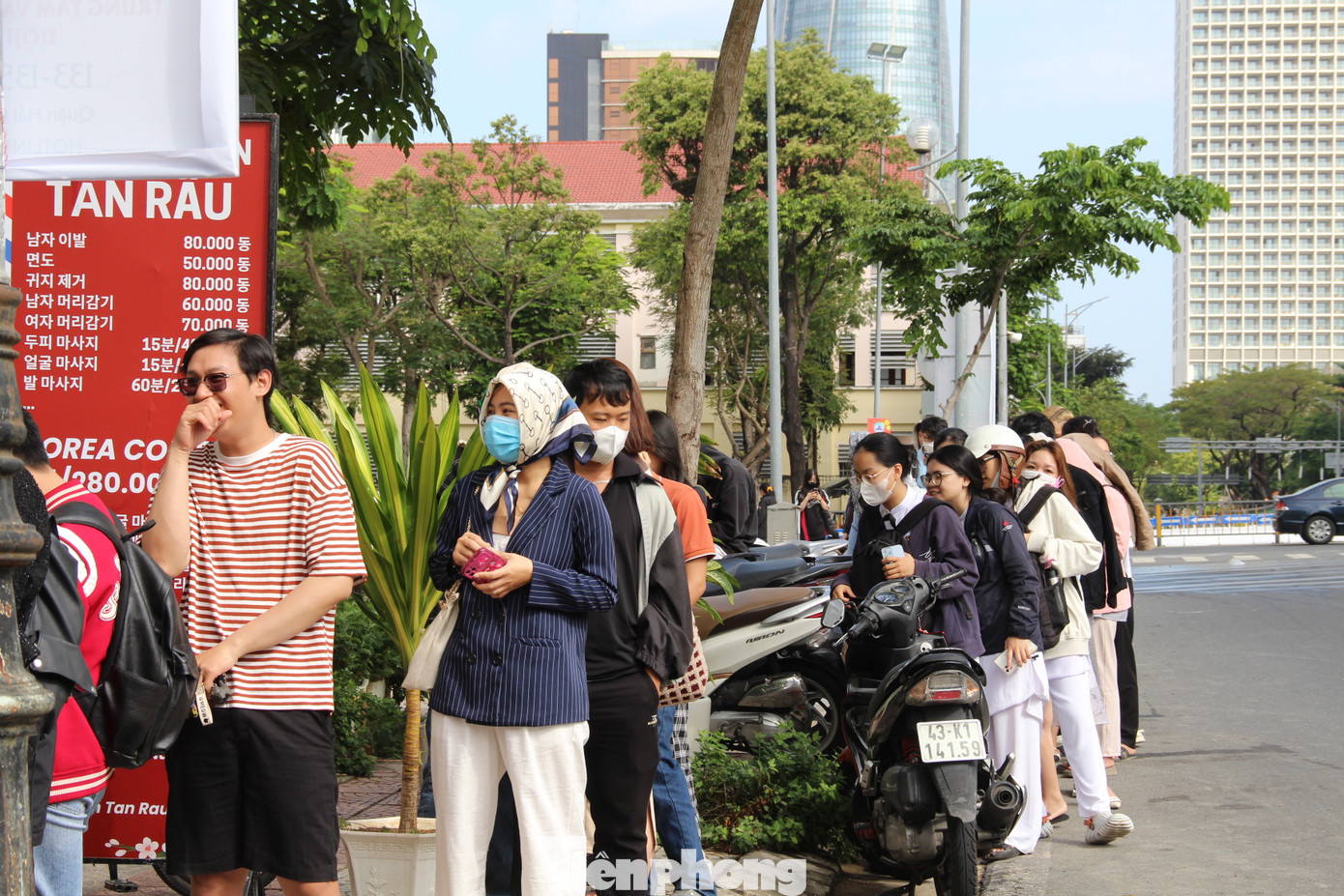 Dù phải đợi vài tiếng đồng hồ, các bạn trẻ đều kiên nhẫn xếp hàng chờ đến lượt, không có hiện tượng xô lấn, chen chúc. Ảnh: Giang Thanh.