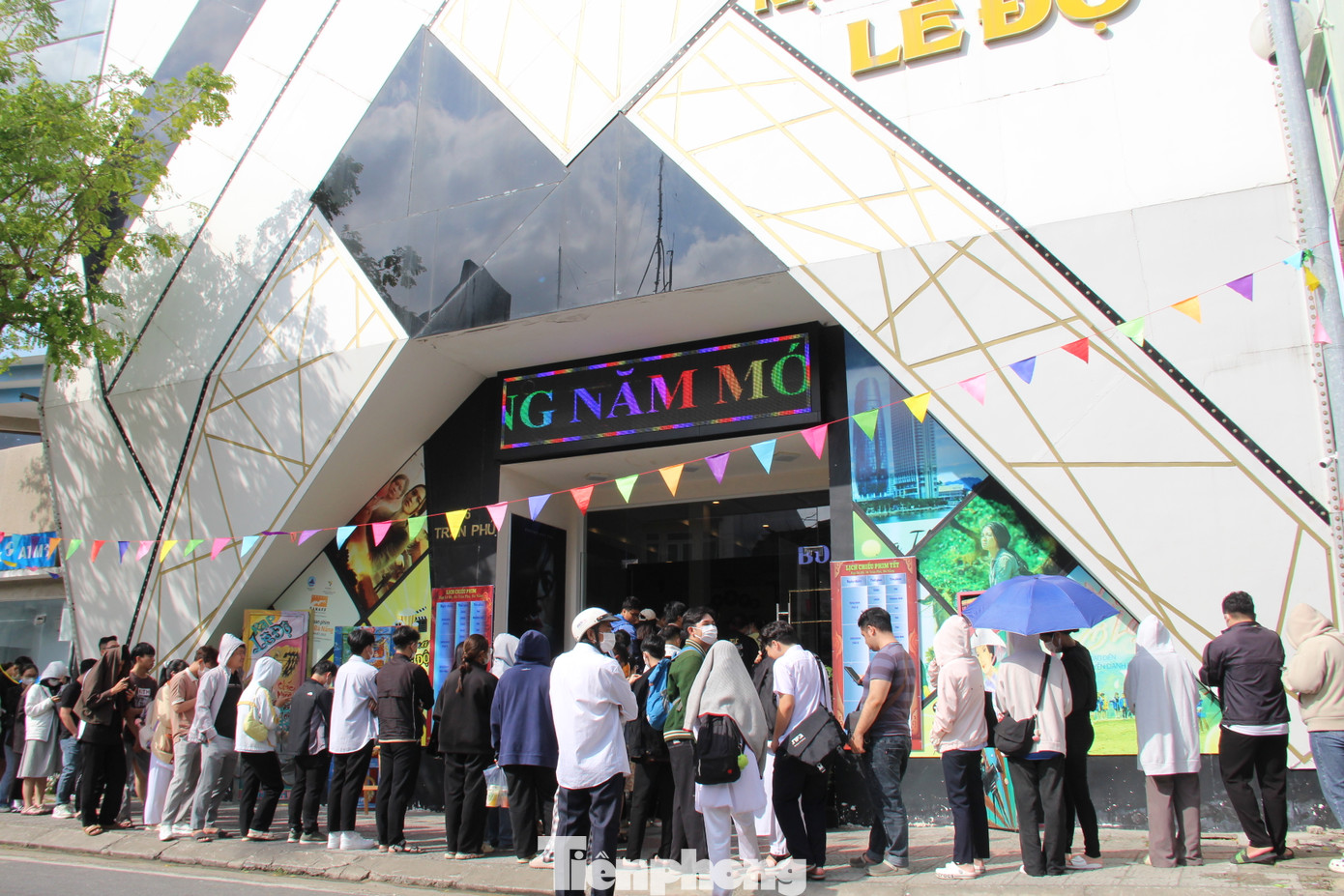 Các khán giả trẻ cũng sẵn sàng áo khoác, mũ, ô... để che nắng và chờ đợi trong thời gian dài để cầm trên tay tấm vé của bộ phim Đào, phở và piano. Ảnh: Giang Thanh.