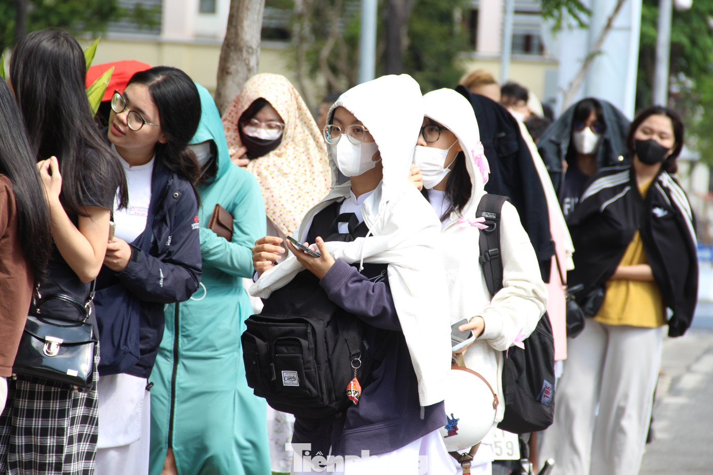 "Dù biết trước đó bộ phim tạo được cơn sốt trên mạng xã hội nhưng tôi cũng không ngờ khán giả lại ủng hộ nhiều đến vậy. Đã lâu lắm rồi mới có cảnh tượng khán giả chen chân mua vé xem phim ở rạp Lê Độ, như thời kỳ hoàng kim của các rạp quốc doanh. Chúng tôi cũng chuẩn bị đầy đủ để công tác bán vé diễn ra thuận lợi, người dân có nhu cầu có thể thưởng thức bộ phim để ủng hộ điện ảnh nước nhà", ông Thanh nói.