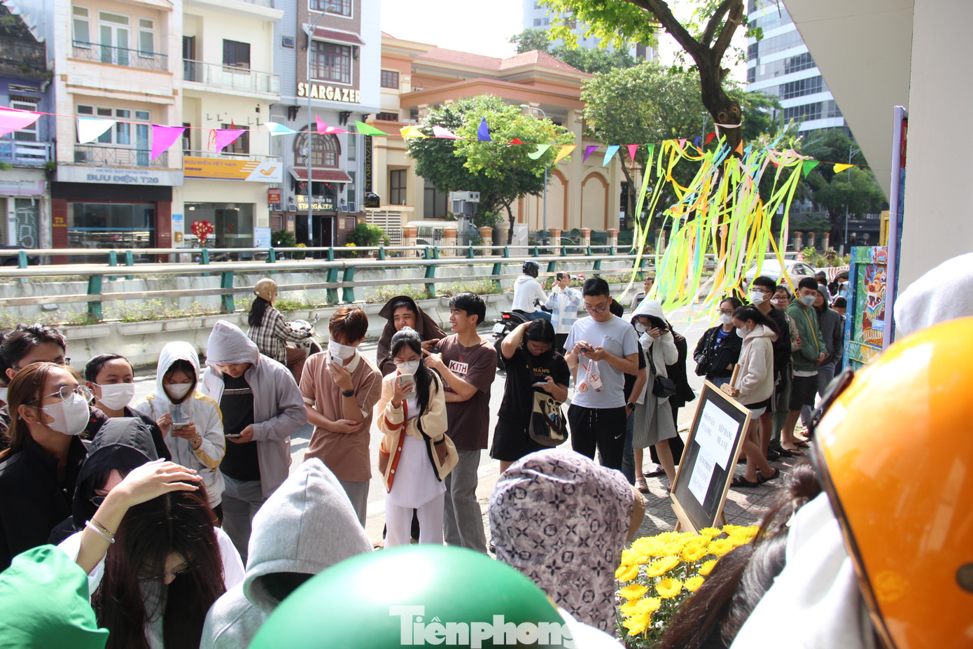 Theo ông Vương Chí Thanh, Trưởng phòng Điện ảnh (Trung tâm Văn hóa - Điện ảnh TP Đà Nẵng), dù đã có sự chuẩn bị nhưng đơn vị cũng rất bất ngờ khi đông đảo khán giả, đặc biệt là khán giả trẻ xếp hàng để chờ mua vé xem phim. Đây là tín hiệu tích cực đối với một rạp chiếu phim nhà nước như rạp Lê Độ, cũng như đối với điện ảnh Việt Nam.