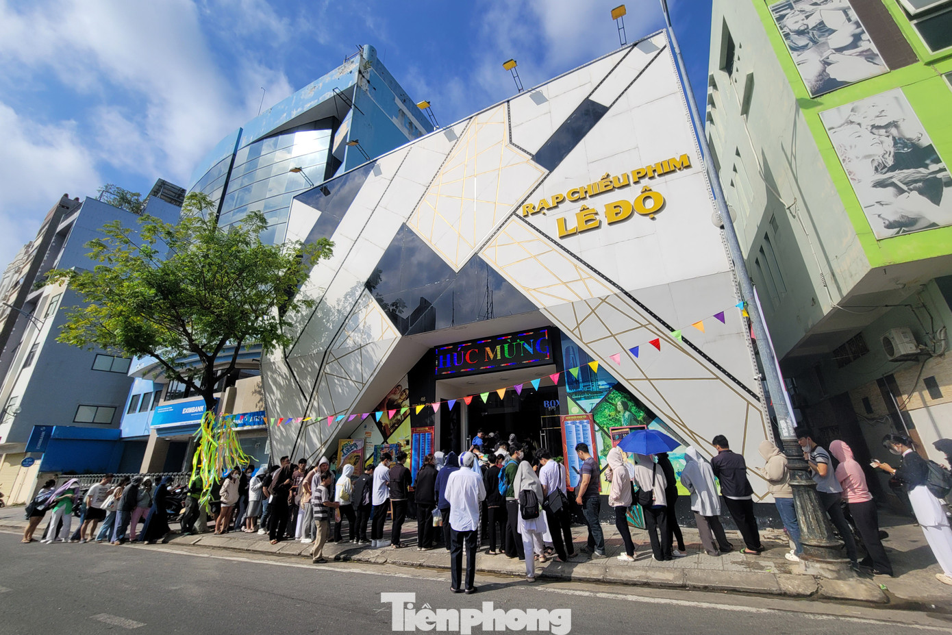 Dù phải đến 9h, rạp mới mở cửa bán vé. Tuy nhiên, từ khoảng 6h, các bạn trẻ đã xếp hàng để chờ đợi. Đây là bộ phim tạo nên hiện tượng trên mạng xã hội những ngày qua nên lượng khán giả trẻ mong muốn xem phim rất đông.