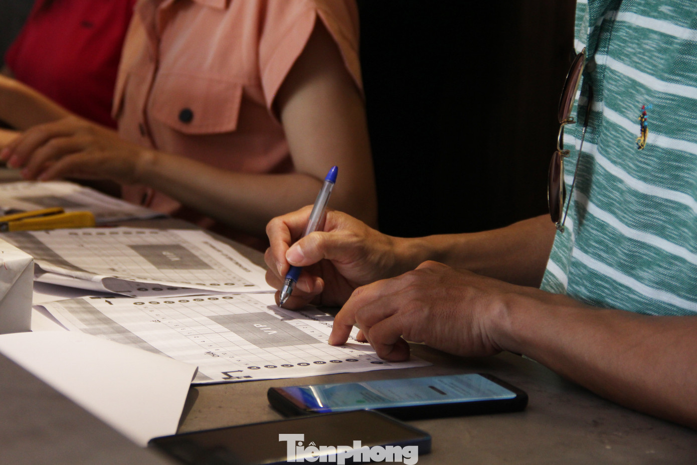 "Dù bộ phim rất hot trên mạng nhưng tôi cũng không ngờ sẽ được chiếu ở Đà Nẵng. Biết thông tin, tôi tranh thủ mua vé ngay để ủng hộ phim Việt, nhất là những bộ phim về đề tài lịch sử như thế này. Tôi sẽ rủ bạn bè cùng xem phim", Dương nói. Ảnh: Giang Thanh.