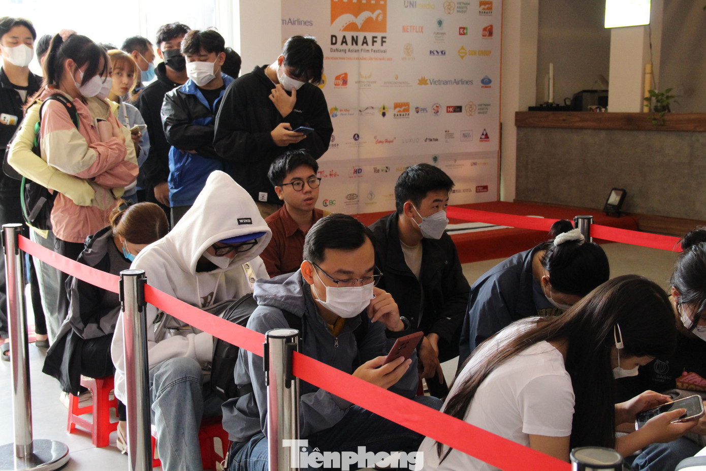 Được người quen chia sẻ thông tin, Đặng Ngọc Thái Dương (26 tuổi, làm việc ở sân bay Đà Nẵng) có mặt ở rạp Lê Độ từ sớm để xếp hàng. Sau khoảng 3h đồng hồ xếp hàng, Dương cũng mua được 4 vé xem phim Đào, phở và piano. Ảnh: Giang Thanh.