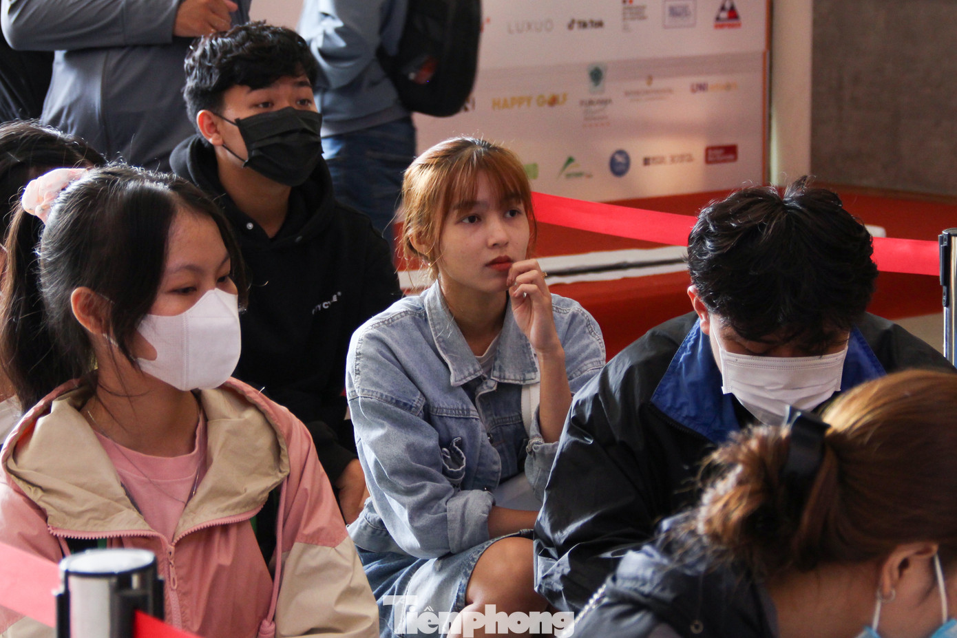 Được người quen chia sẻ thông tin, Đặng Ngọc Thái Dương (26 tuổi, làm việc ở sân bay Đà Nẵng) có mặt ở rạp Lê Độ từ sớm để xếp hàng. Sau khoảng 3h đồng hồ xếp hàng, Dương cũng mua được 4 vé xem phim Đào, phở và piano. Ảnh: Giang Thanh.