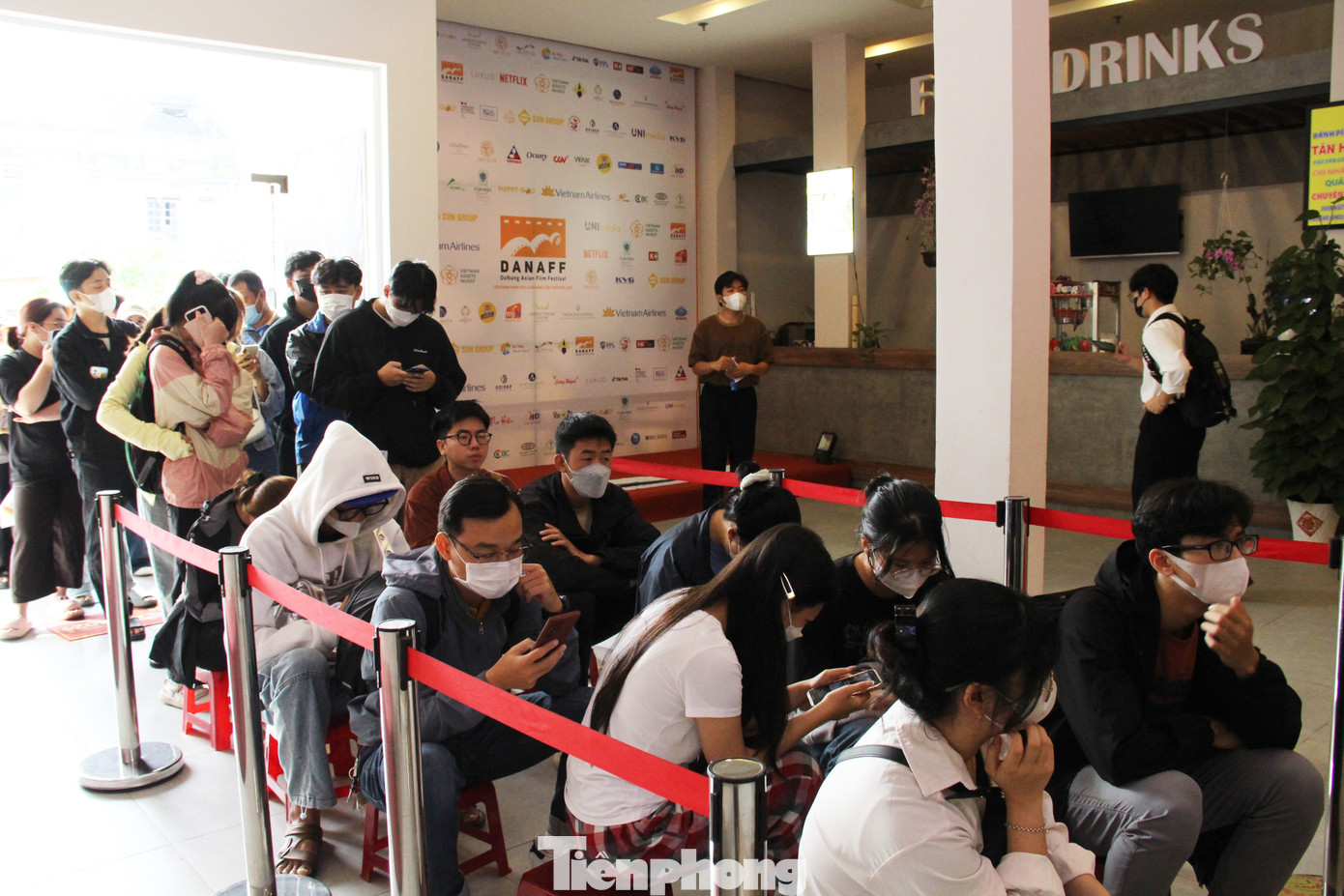 Được người quen chia sẻ thông tin, Đặng Ngọc Thái Dương (26 tuổi, làm việc ở sân bay Đà Nẵng) có mặt ở rạp Lê Độ từ sớm để xếp hàng. Sau khoảng 3h đồng hồ xếp hàng, Dương cũng mua được 4 vé xem phim Đào, phở và piano. Ảnh: Giang Thanh.