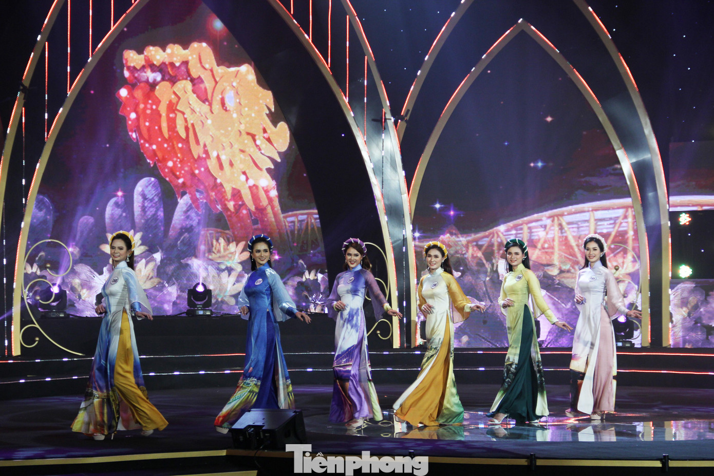Trong đêm chung kết, các thí sinh lần lượt bước vào các phần thi: đồng diễn, trình diễn áo dài, áo tắm, trang phục dạ hội và ứng xử để tìm ra chủ nhân của vương miện danh giá. Trong ảnh, các thí sinh trình diễn bộ sưu tập áo dài &quot;Sắc hương Đà Nẵng&quot; của NTK Trần Thiện Khánh lấy cảm hứng từ những danh lam thắng cảnh nổi tiếng của thành phố bên sông Hàn.