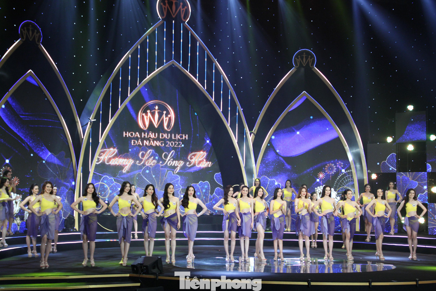 Sau phần trình diễn trang phục áo dài và áo tắm, top 15 chung cuộc được công bố, các thí sinh bước vào phần thi trình diễn trang phục dạ hội.