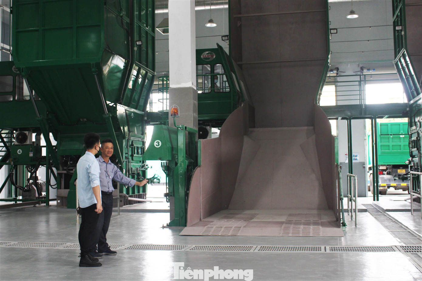 Trạm được trang bị 4 máy ép rác tự động hiện đại với công suất đạt 150 tấn/máy/ngày. Rác sau khi ép được cho ra thùng kín với sức chứa khoảng 10,35 tấn/thùng, sau đó, được vận chuyển bằng xe chuyên dụng lên bãi rác Khánh Sơn.