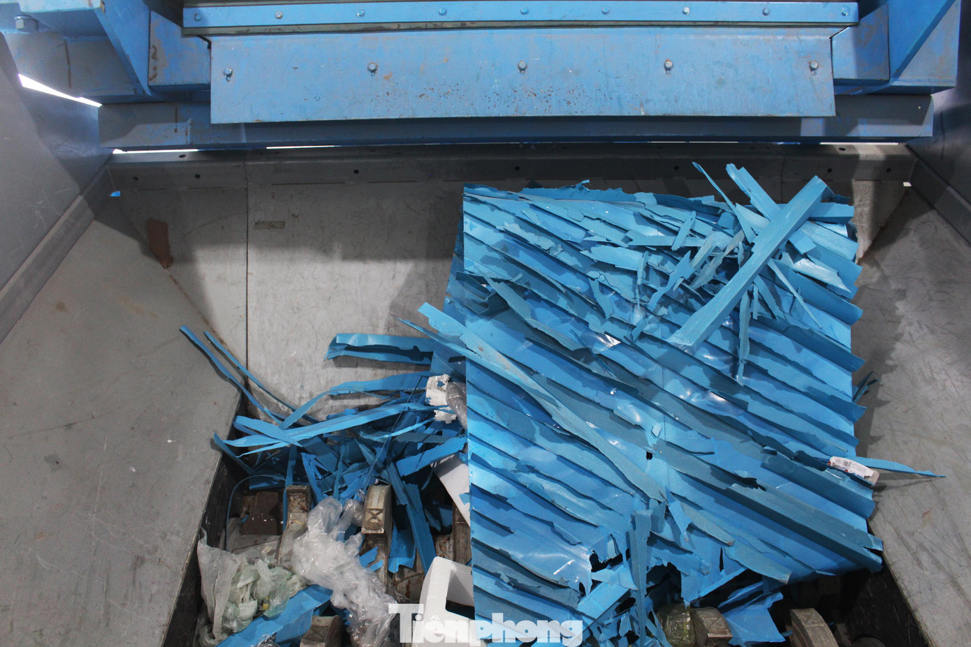 Các loại rác cồng kềnh, có kích thước lớn như giường, tủ, bàn, ghế, cành cây… sẽ được cho vào máy cắt, nghiền trước khi cho vào máy ép. Đây là máy cắt rác cồng kềnh đầu tiên ở Việt Nam.