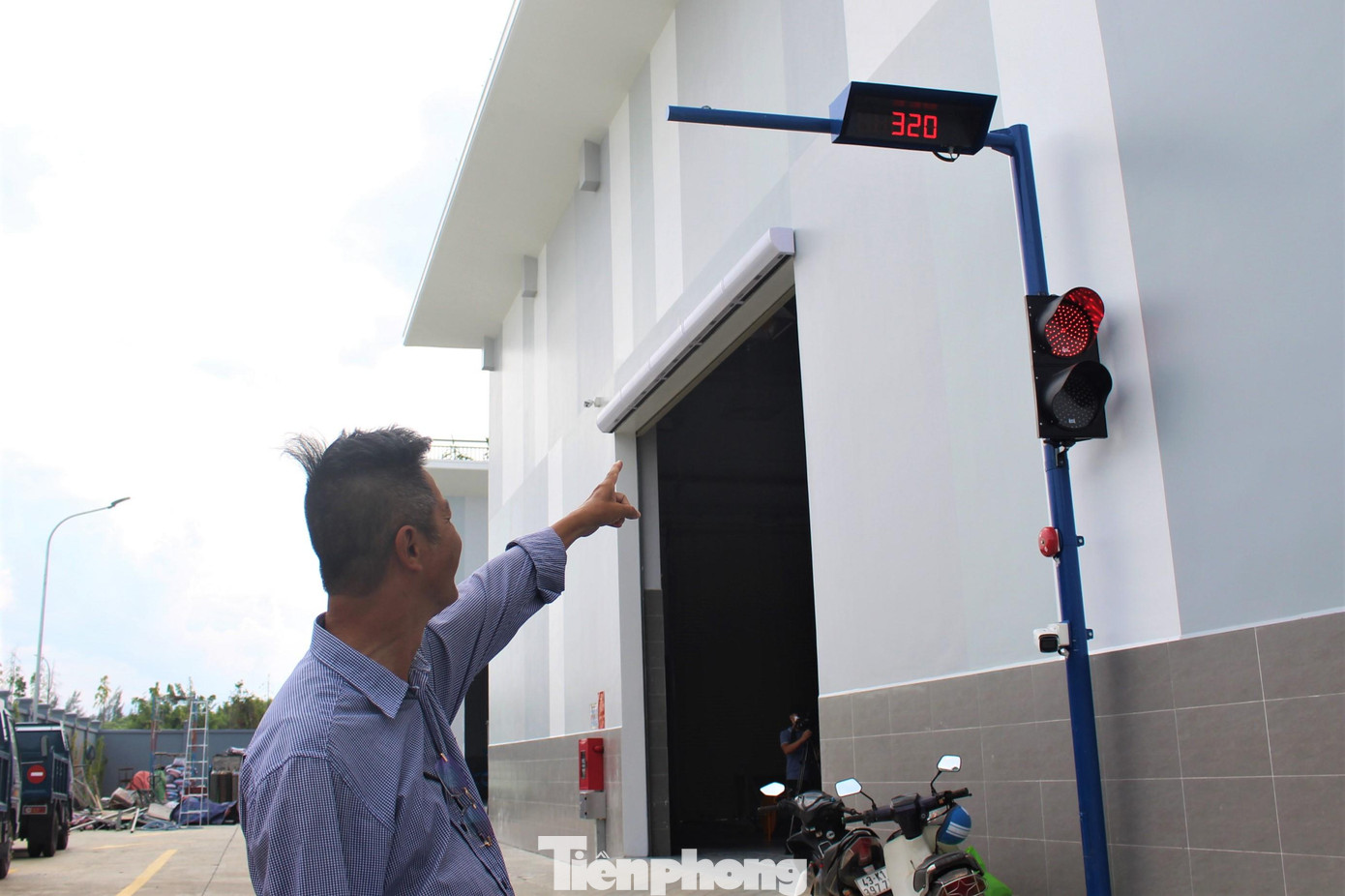 Theo ông Nguyễn Hoàng Xuân, Giám đốc Dự án Trạm trung chuyển rác thải đường Lê Thanh Nghị, rác thải khi được xe chuyên dụng chở về Trạm trung chuyển sẽ qua khu vực cân tự động trước khi di chuyển vào trong khu vực nhà máy ép rác. Toàn bộ rác thải sẽ được đổ vào các máng ép, mỗi máng có sức chứa 7 tấn.