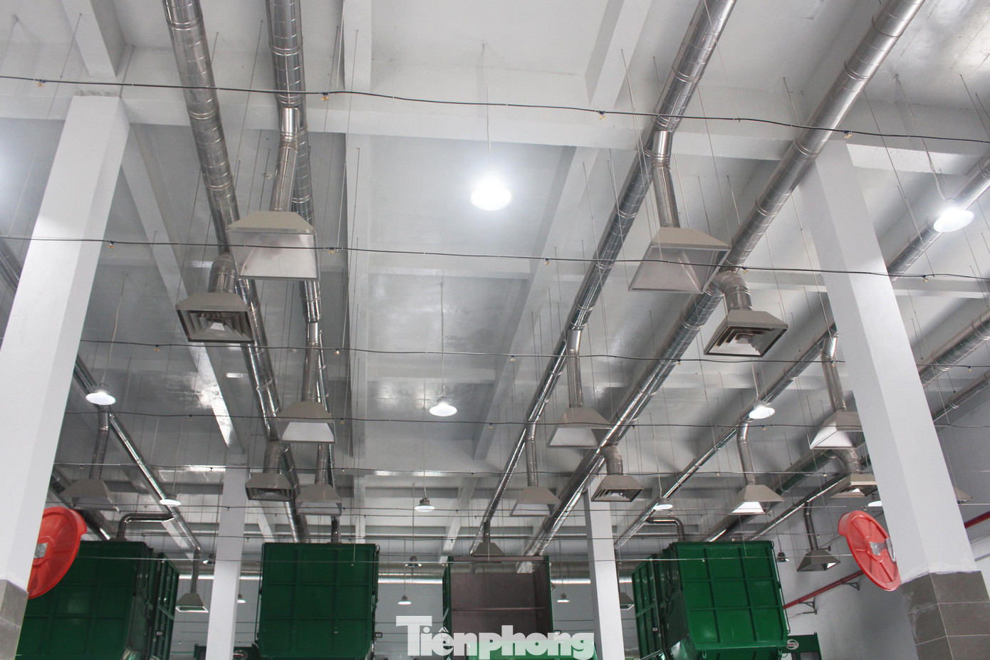 Trong quá trình vận hành, hệ thống lọc không khí và phun khử khuẩn tự động được lắp đặt trên trần sẽ liên tục hoạt động.