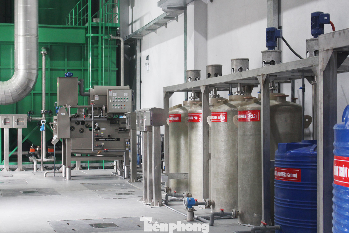 Ngoài ra, nước thải trong quá trình vận hành được dẫn về khu xử lý tạm trước khi đưa về Trạm xử lý nước thải. Bùn non được ép khô bằng máy chuyên dụng, sau đó, vận chuyển về bãi rác để xử lý.