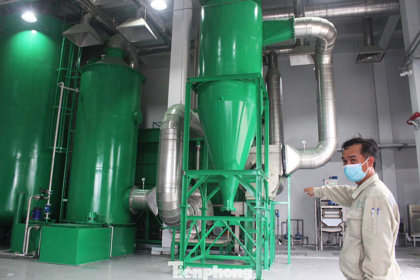 Thông qua hệ thống lọc khí, không khí sẽ được xử lý bằng cách đưa qua các lò chứa hóa chất và than hoạt tính để xử lý sạch mùi trước khi thải ra lại môi trường.