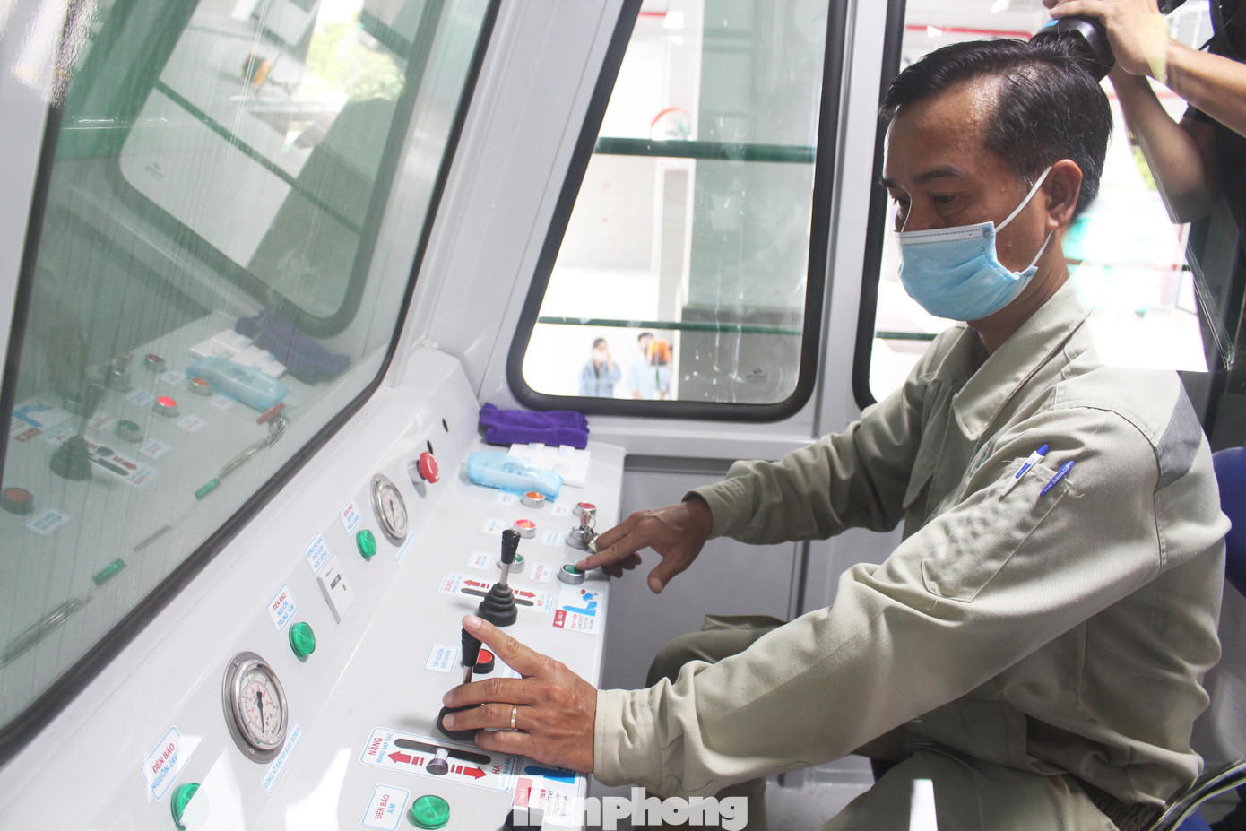 Quá trình ép rác được diễn ra tự động trong vòng 30 phút. Mỗi máy ép rác có một cabin điều khiển. Trong quá trình vận hành, có 4 nhân viên kỹ thuật làm việc trong 4 cabin.