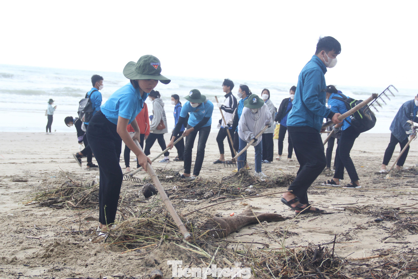 Từ khoảng 6h30 sáng, hàng trăm tình nguyện viên đã có mặt ở khu vực bãi biển Mỹ Khê để vệ sinh bờ biển.