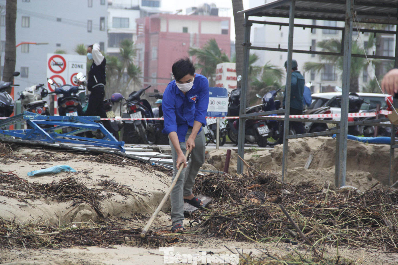 Theo anh Nguyễn Mạnh Dũng, Bí thư Thành Đoàn Đà Nẵng, ngoài việc huy động lực lượng dọn vệ sinh bờ biển, các đội hình thanh niên tình nguyện tại các xã, phường trên địa bàn thành phố vẫn tiếp tục đồng loạt ra quân hỗ trợ người dân với các hoạt động như: hỗ trợ khai thông cống rãnh, tổng vệ sinh một số tuyến đường, khu dân cư; hỗ trợ người dân dọn dẹp vệ sinh, di chuyển đồ đạc, chuồng trại, vật nuôi quay trở về vị trí ban đầu ngay sau khi nước rút; phối hợp với lực lượng chức năng vận chuyển lương thực, nước uống đến tận nơi cho những hộ dân ở khu vực bị cô lập do nước lũ...