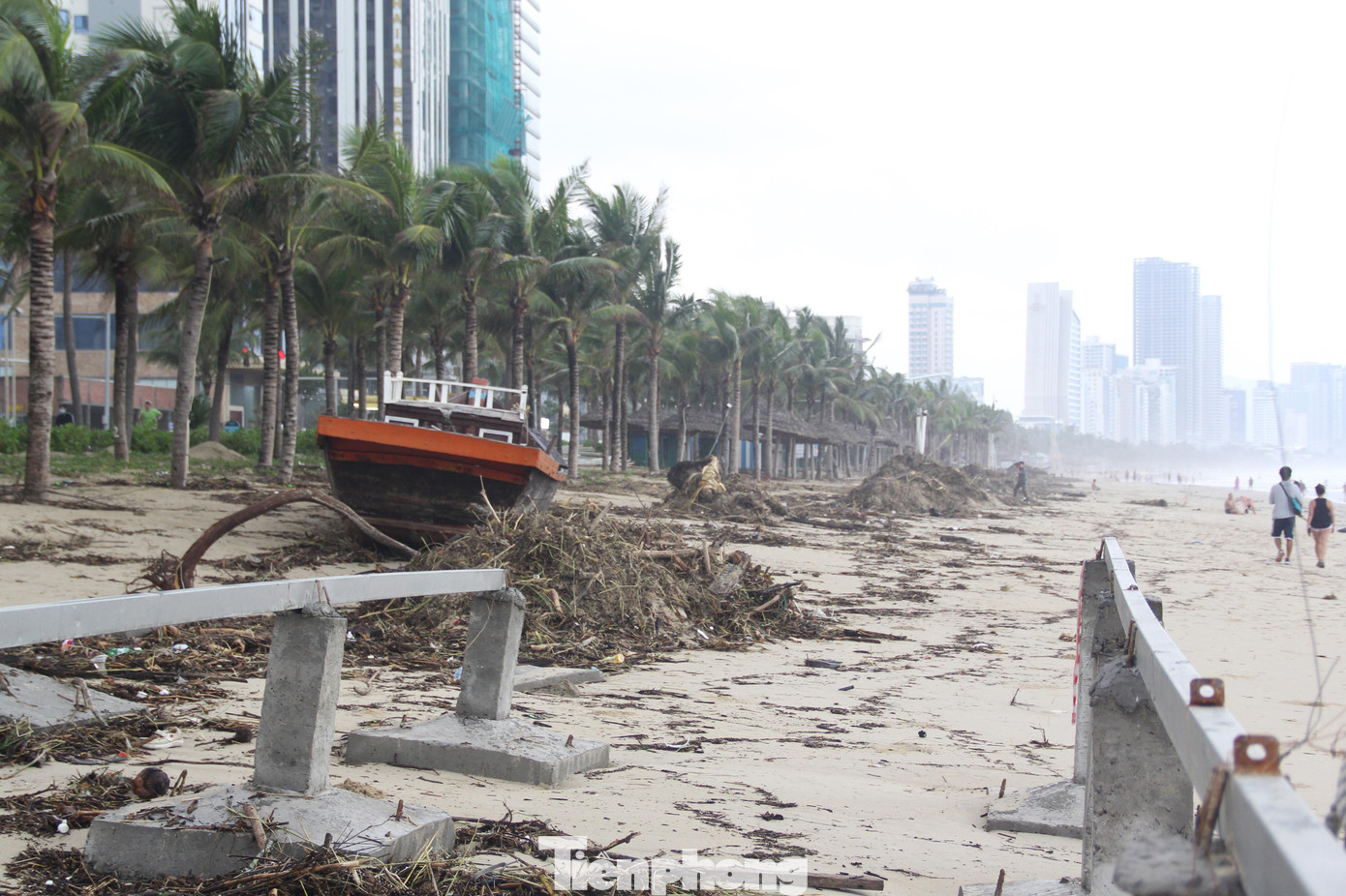 Rác thải đa phần là các cành cây khô, chai nhựa, lon nước.... nằm la liệt dọc đường bờ biển dài cả mười mấy km. Trong hôm qua, lực lượng chức năng đã huy động xe cơ giới để dọn rác, gom lại thành từng ụ rác lớn.