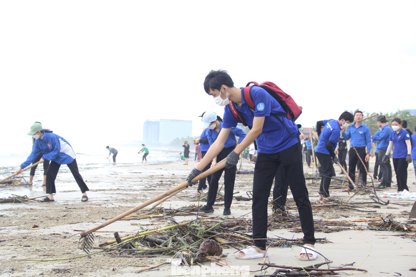 Theo Đinh Quang Huy (Sinh viên trường CĐ Lương thực - Thực phẩm), lượng rác liên tục tấp vào bờ khiến các tình nguyện viên vất vả hơn trong việc thu gom. &quot;Cứ dọn sạch là sóng lại đánh dạt rác vào tiếp. Tuy nhiên, với sức trẻ, chút khó khăn này không là gì. Chỉ mong bãi biển Đà Nẵng sớm được sạch đẹp trở lại&quot;, Huy nói.