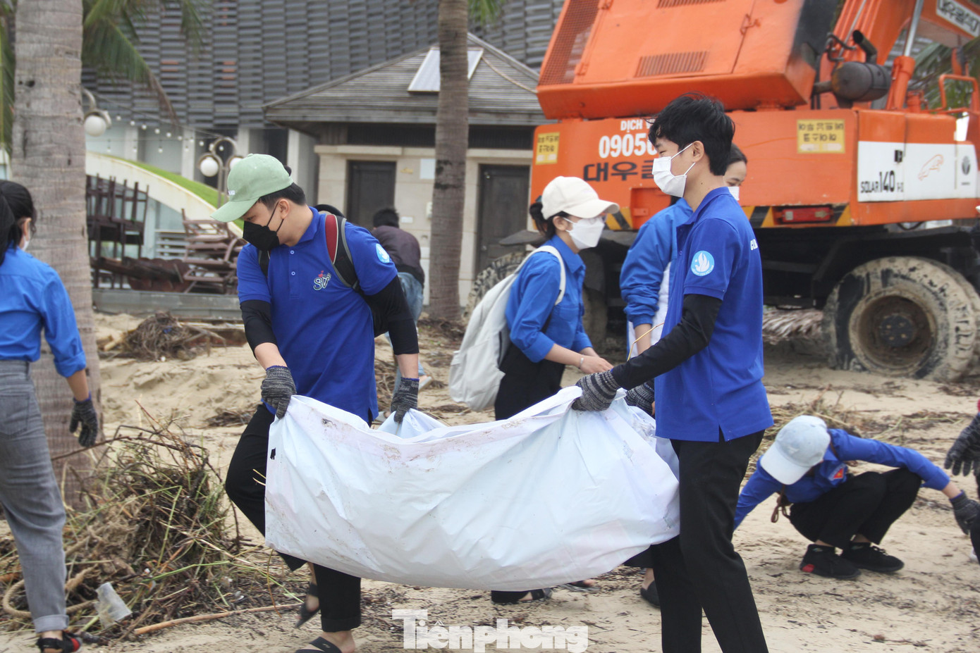 &quot;Với tinh thần xung kích, tình nguyện, trong và sau ngập lụt, tuổi trẻ Đà Nẵng liên tục triển khai các đội hình phản ứng nhanh để hỗ trợ người dân giữ gìn tài sản, tính mạng và khắc phục hậu quả của sau mưa ngập&quot;, anh Dũng nói.