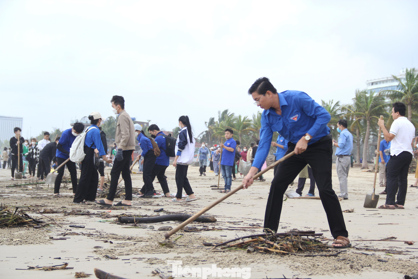 Trong sáng nay, Thành Đoàn Đà Nẵng huy động khoảng 1.300 đoàn viên thanh niên đến từ các trường ĐH, CĐ và các Quận Đoàn Sơn Trà, Ngũ Hành Sơn, Hải Châu phối hợp cùng Sở TN&amp;MT TP Đà Nẵng ra quân dọn dẹp bờ biển.