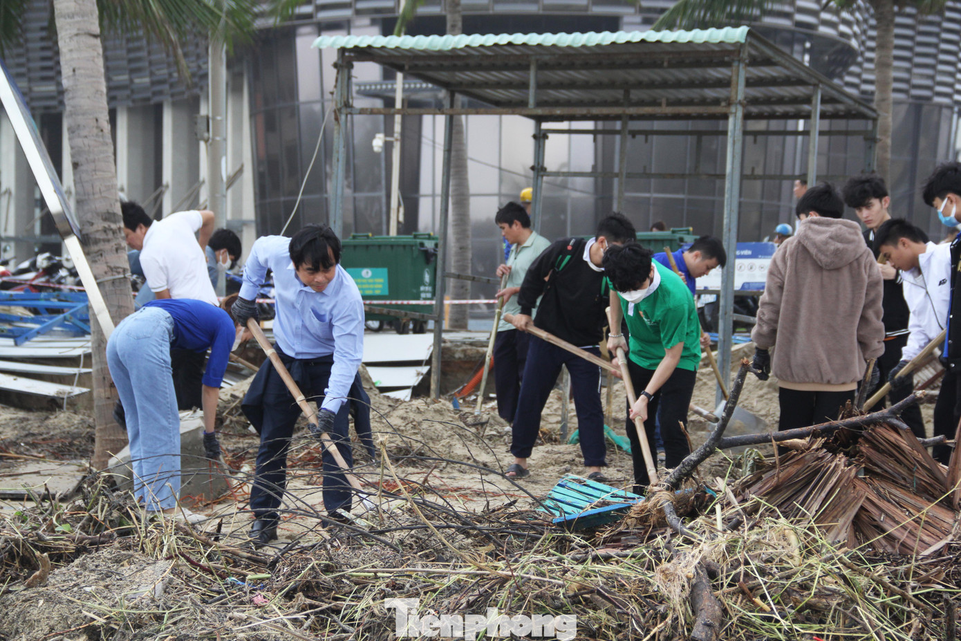 Theo ông Tô Văn Hùng (Giám đốc Sở TN&amp;MT TP Đà Nẵng), sau bão số 5, lượng rác khổng lồ tấp vào bờ biển Đà Nẵng. Rác thải ở khu vực đô thị sau một đêm mưa ngập cũng rất lớn. &quot;Trong hôm qua, chúng tôi đã tập trung toàn lực để dọn dẹp khu vực nội đô. Hôm nay, phối hợp cùng đoàn thanh niên, chúng tôi dự kiến sẽ hoàn thành dọn rác ở khu vực bãi biển du lịch ở quận Sơn Trà, Ngũ Hành Sơn&quot;, ông Hùng nói.