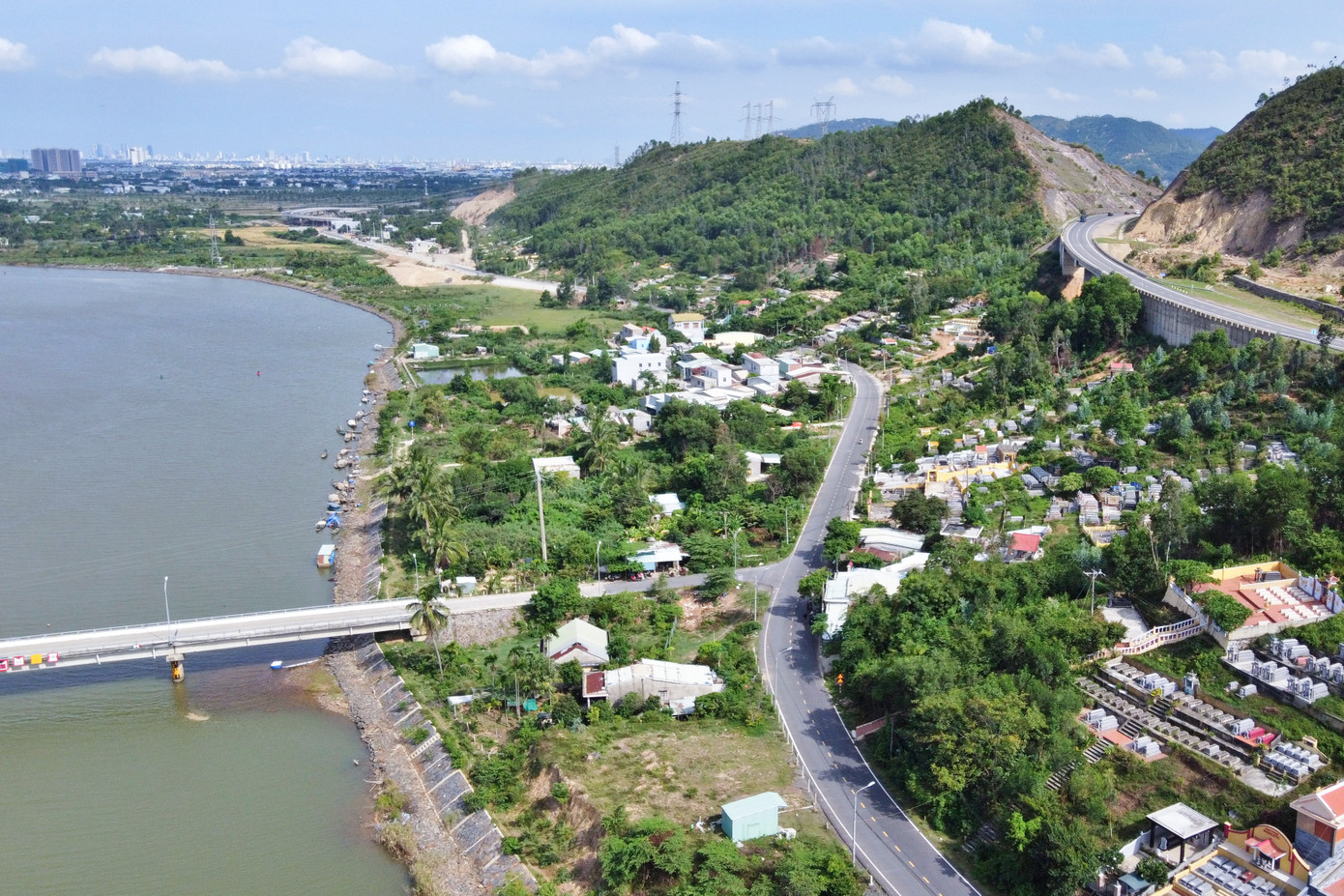 Phân khu Công nghệ cao Đà Nẵng nằm trên địa phận các phường Hòa Khánh Bắc, Hòa Hiệp Bắc, Hòa Hiệp Nam (thuộc quận Liên Chiểu cũ) và các xã Hòa Liên, Hòa Sơn, Hòa Ninh (thuộc huyện Hòa Vang cũ), nay thuộc địa phận các phường Hòa Khánh, phường Liên Chiểu, phường Hải Vân và xã Bà Nà. Ảnh: G.T