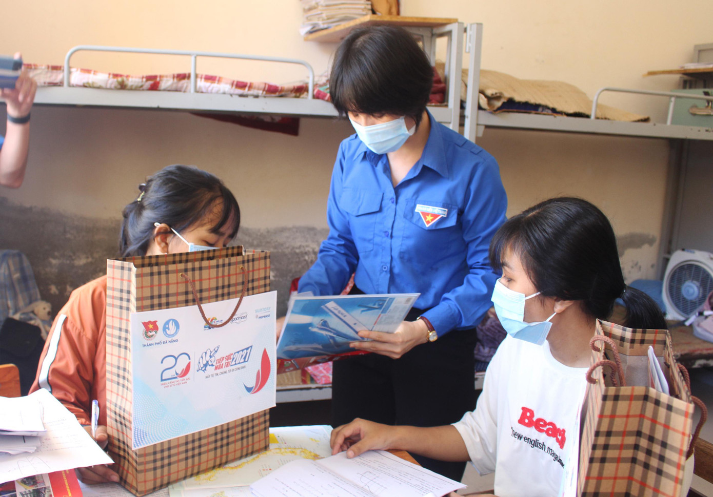 Mỗi thí sinh sẽ được hỗ trợ dụng cụ học tập, nhu yếu phẩm, khẩu trang, nước sát khuẩn và kinh phí đi lại Mỗi thí sinh sẽ được hỗ trợ dụng cụ học tập, nhu yếu phẩm, khẩu trang, nước sát khuẩn và kinh phí đi lại