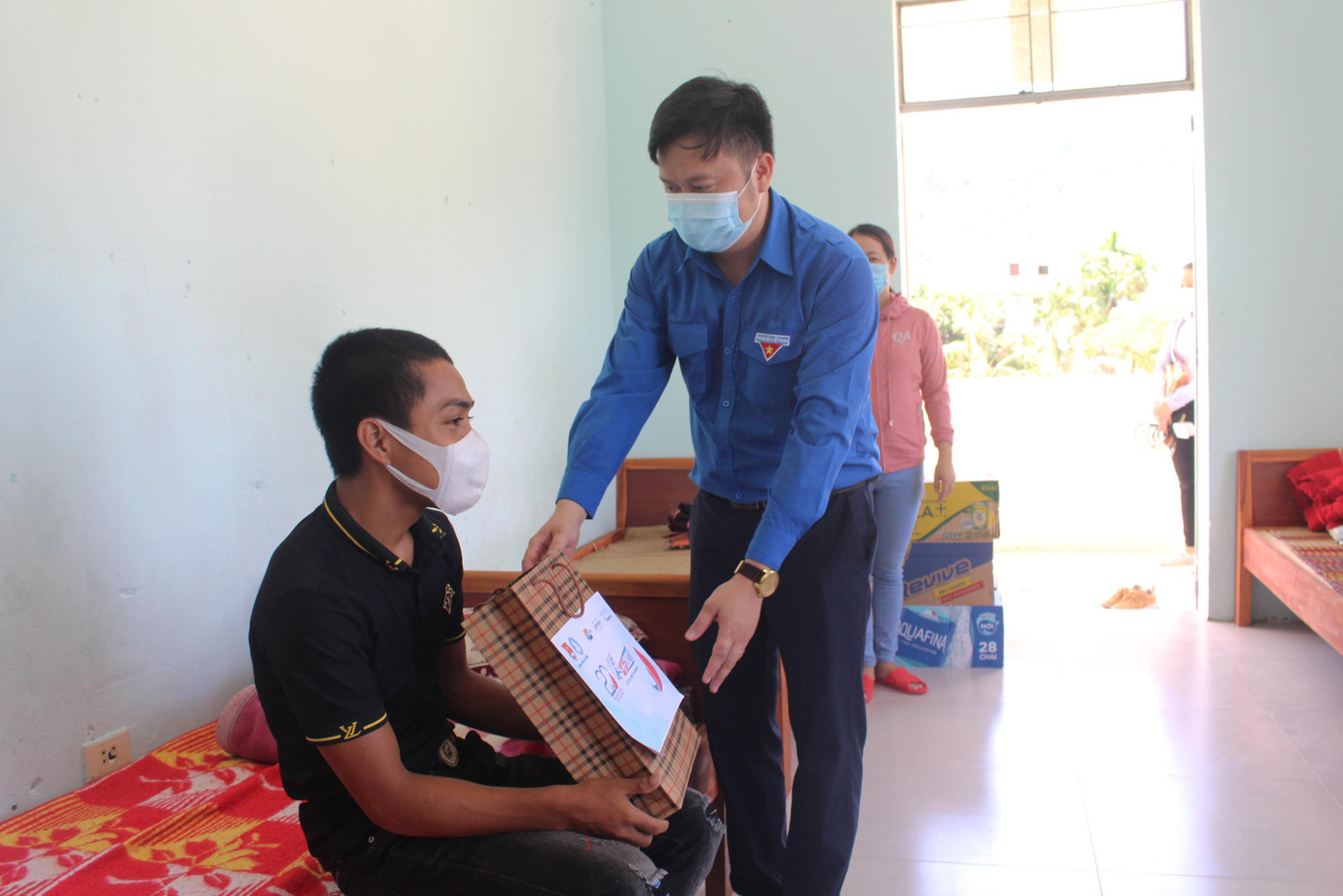 Anh Lê Công Hùng, Phó Bí thư Thành Đoàn Đà Nẵng trao các phần quà hỗ trợ thí sinh Anh Lê Công Hùng, Phó Bí thư Thành Đoàn Đà Nẵng trao các phần quà hỗ trợ thí sinh