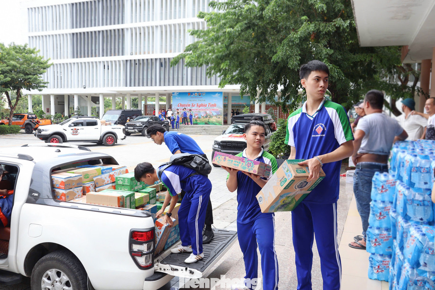 Những sinh viên tình nguyện, đoàn viên thanh niên hỗ trợ tiếp nhận, bốc dỡ và vận chuyển hàng hóa. Số lượng hàng rất lớn nên các tình nguyện viên phải căng sức, làm việc liên tục để đoàn kịp giờ xuất phát.