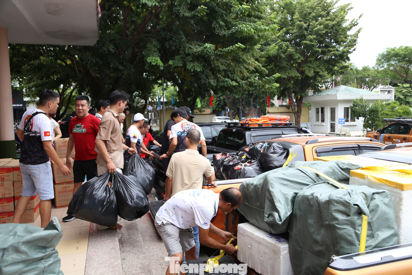 Từ sáng sớm, những chuyến xe bán tải chở đầy ắp hàng hóa, nhu yếu phẩm từ các điểm tập kết về trụ sở Thành Đoàn Đà Nẵng để bốc dỡ, sắp xếp lên xe container vận chuyển ra Bắc.
