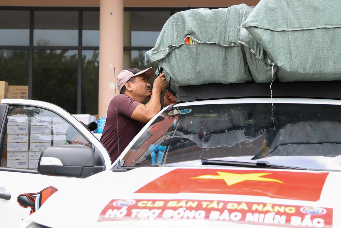 "Các thành viên CLB đều có kinh nghiệm cứu trợ bão lũ ở các tỉnh miền Trung, nên lần này, chúng tôi mong muốn góp chút công sức để hỗ trợ chính quyền và người dân các tỉnh bị thiên tai khắc phục hậu quả, sớm ổn định cuộc sống. Đây cũng là mong mỏi của tất cả người dân Đà Nẵng gửi gắm đến đồng bào miền Bắc", anh Hoàng nói.
