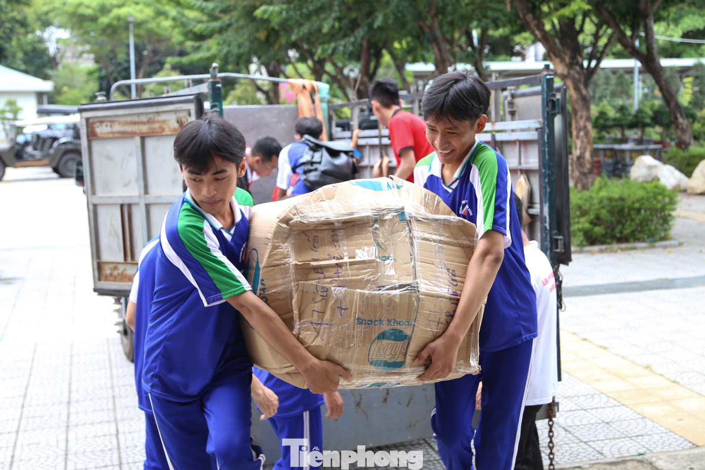 Chỉ sau gần 2 ngày vận động và kêu gọi, CLB Xe bán tải Đà Nẵng đã nhận được hơn 300 triệu đồng tiền mặt và một container hàng hóa, nhu yếu phẩm ủng hộ bà con vùng lũ. Theo anh Doãn Vũ Hoàng, Chủ nhiệm CLB, từ hôm qua đến nay, các thành viên xuyên ngày đêm đóng gói, sắp xếp hàng hóa để kịp chuyển ra miền Bắc.