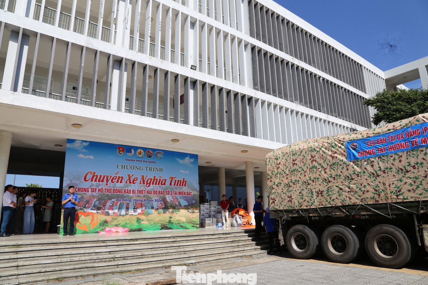 Chiều 12/9, Thành Đoàn, Hội Doanh nhân trẻ TP. Đà Nẵng và CLB Xe bán tải Đà Nẵng tổ chức chương trình Chuyến xe nghĩa tình nhằm vận chuyển hàng hóa, nhu yếu phẩm, thuốc men... ủng hộ bà con các tỉnh phía Bắc đang chịu ảnh hưởng của mưa lũ. Ảnh: Giang Thanh